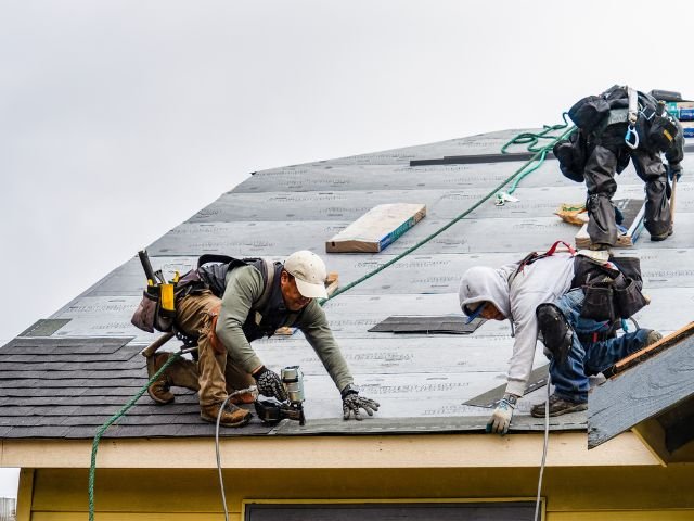 Roofing Installation Kelso WA | Summit Exteriors Summit Exteriors roofing crew installing new roof in Kelso, WA